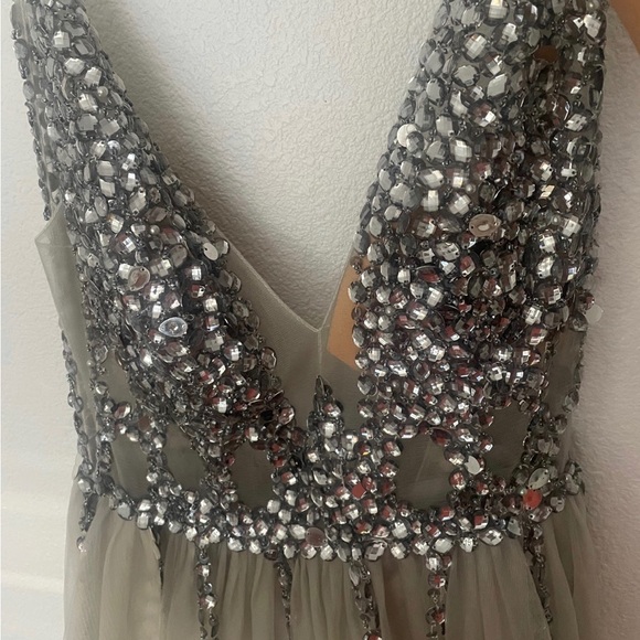 Beautiful formal grey dress - Picture 4 of 7